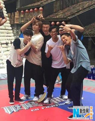 《极限挑战》男人帮香港录制 与徐锦江黄宗泽等现身街头