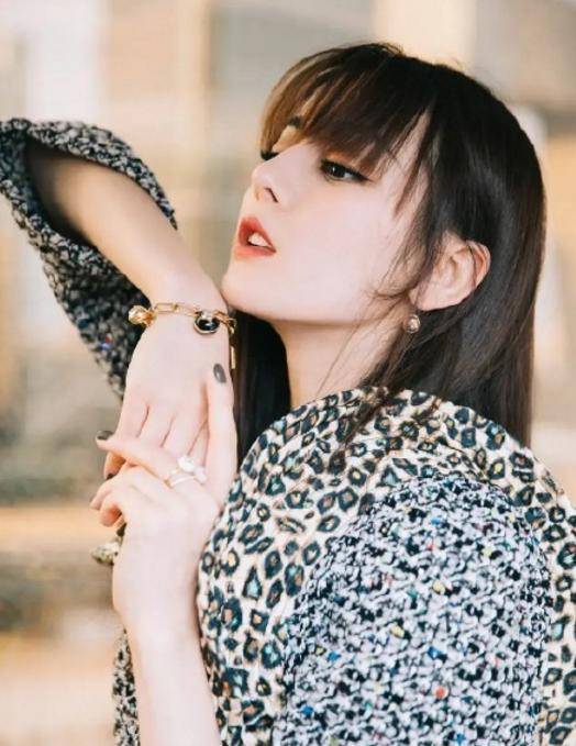 男明星做美甲 性别标签下的自由与束缚